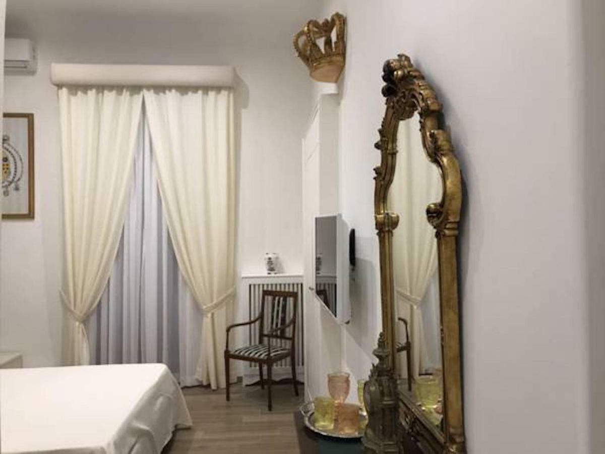 Royal Gismonda Bed & Breakfast Наполи Екстериор снимка